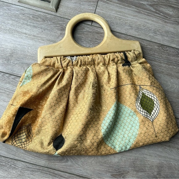 Elegant Beige Patterned Handbag - Picture 8 of 10